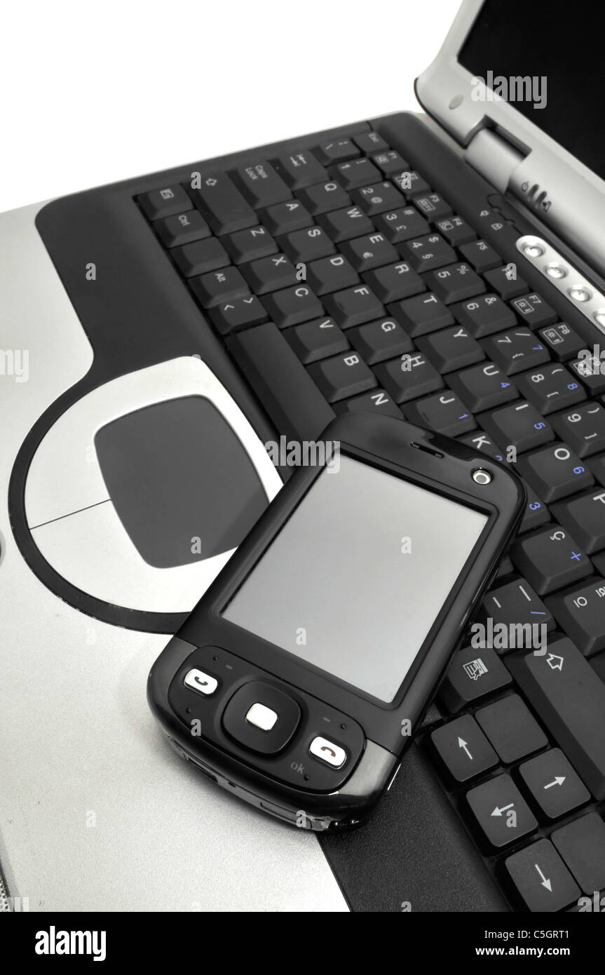 Mobile sur un clavier d'ordinateur portable Banque D'Images