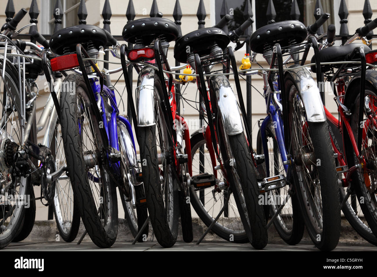 Cycles sur une rue de Westminster, Londres, Angleterre, Royaume-Uni Banque D'Images