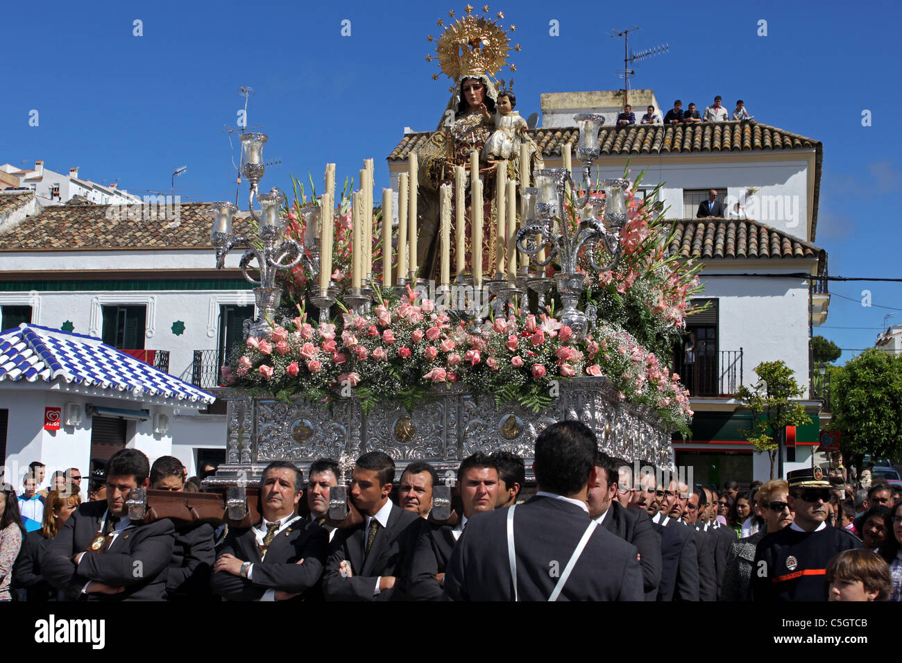 Transporter un porteurs Vierge de Carmen sculpture lors d'une procession de la Semaine Sainte de Pâques en Prado del Rey,province de Cádiz Andalousie,Espagne, Banque D'Images