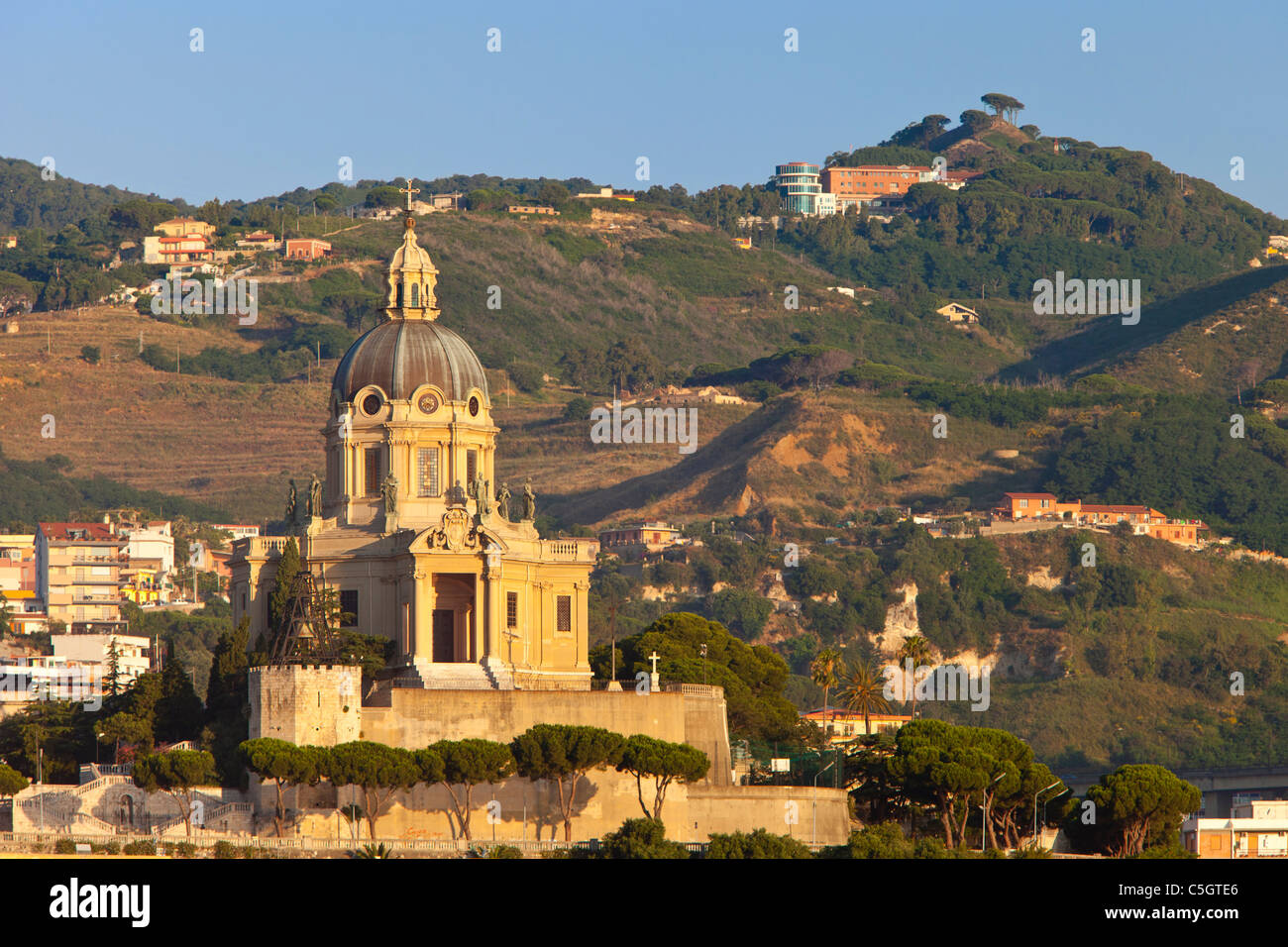 Sacrario di Cristo Re église sur la colline surplombant la ville de Messine, Sicile Italie Banque D'Images