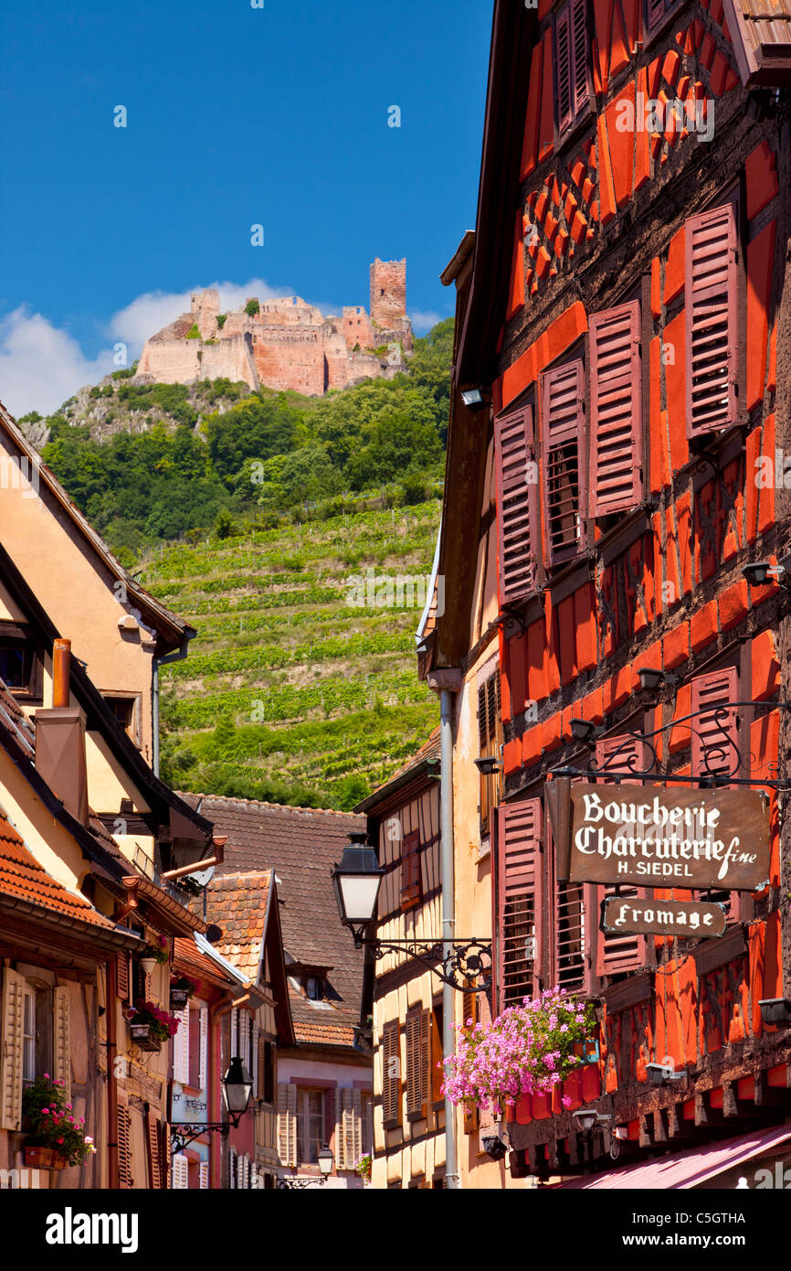 Des boutiques et des maisons le long de Grand Rue avec des ruines du Château Saint Ulrich au-delà, Ribeauville, Alsace Haut-Rhin France Banque D'Images