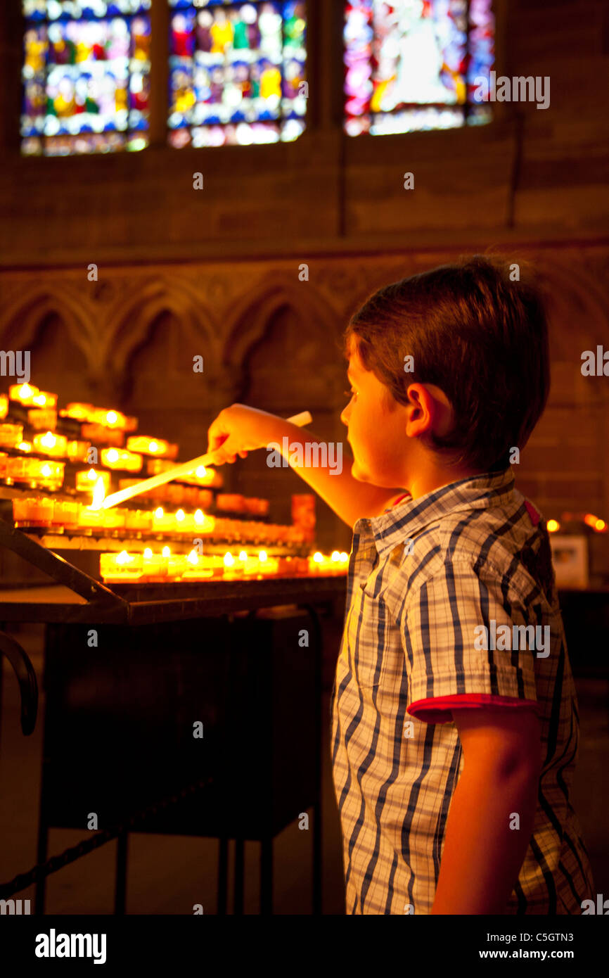 Jeune garçon bougie d'éclairage dans la cathédrale de Strasbourg, Alsace  Bas-Rhin France Photo Stock - Alamy