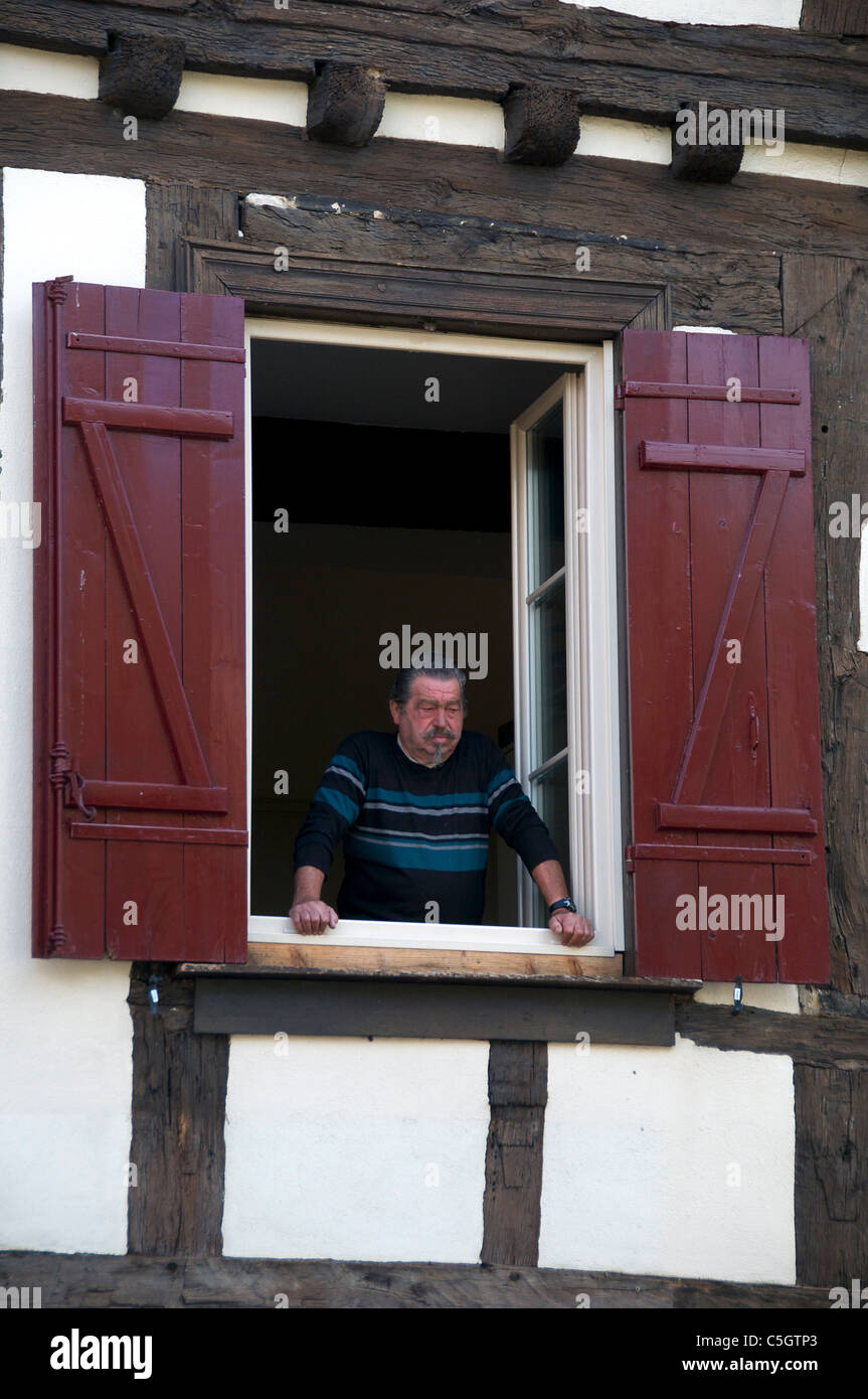 Fenêtre encadrée dans l'homme dans le vieux Bergerac Dordogne Aquitaine France Banque D'Images