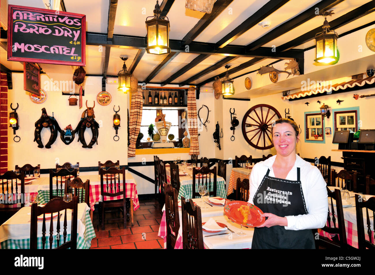 Portugal, Lisbonne : Serveuse montrant 'Rancoso typiques méritent' dans le restaurant "Cocheira Alentejana" au Bairro Alto Banque D'Images