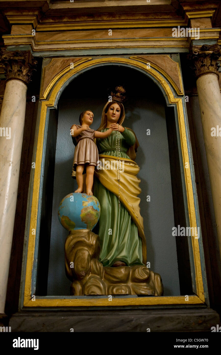 Une Vierge Marie tenant une jeune J??sus Christ debout dans un globe