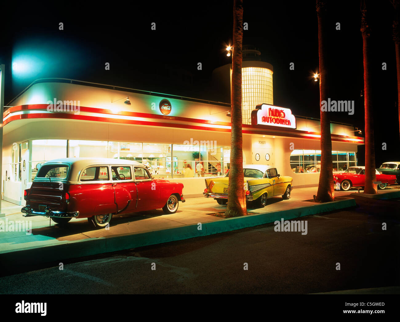 Dîner à l'automobile nuit avec vieux classique voitures américaines à Laguna Beach, Californie Banque D'Images