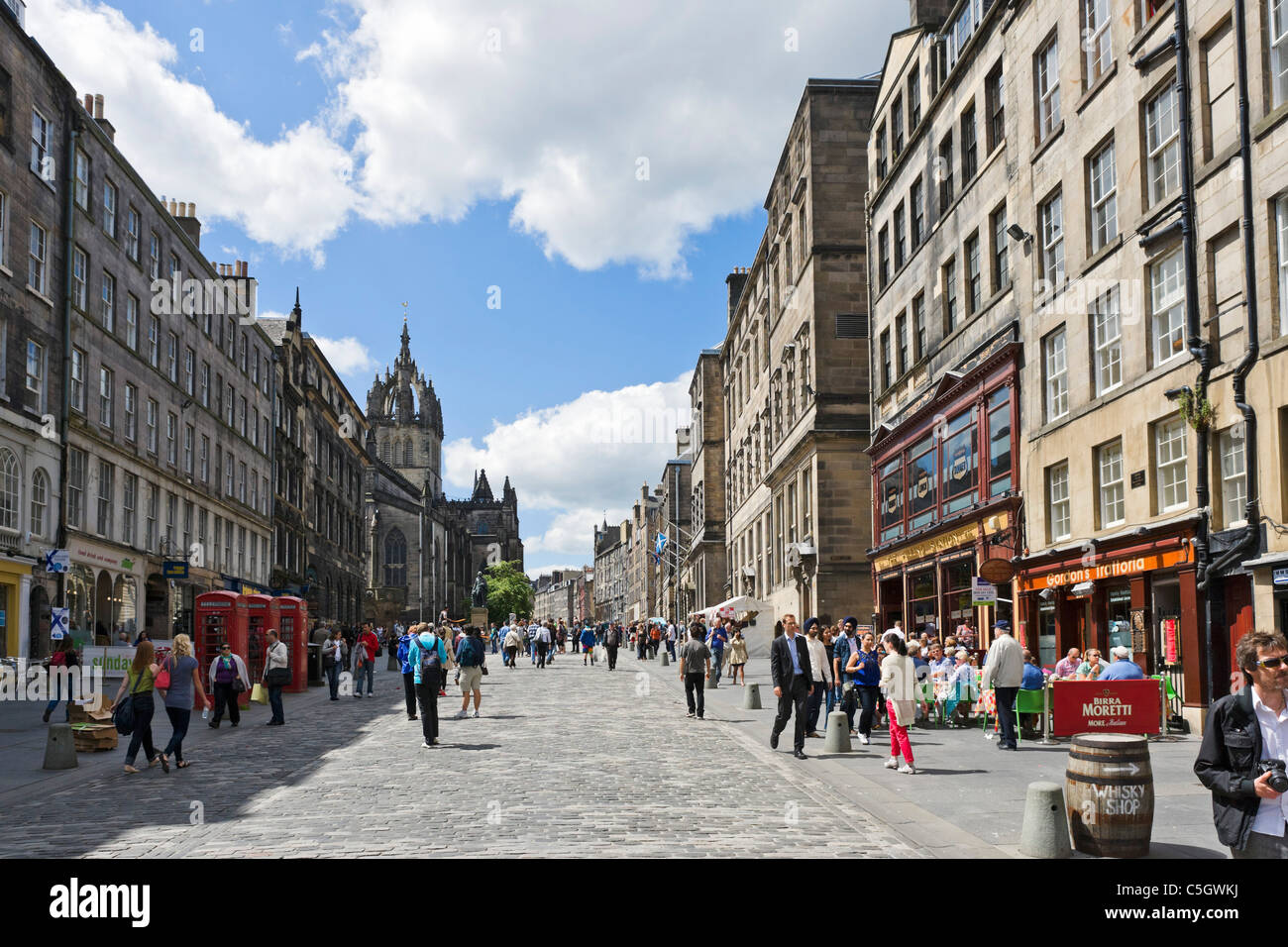 Magasins et bars sur la rue principale en direction de la cathédrale et le château, le Royal Mile, Édimbourg, Écosse, Royaume-Uni Banque D'Images