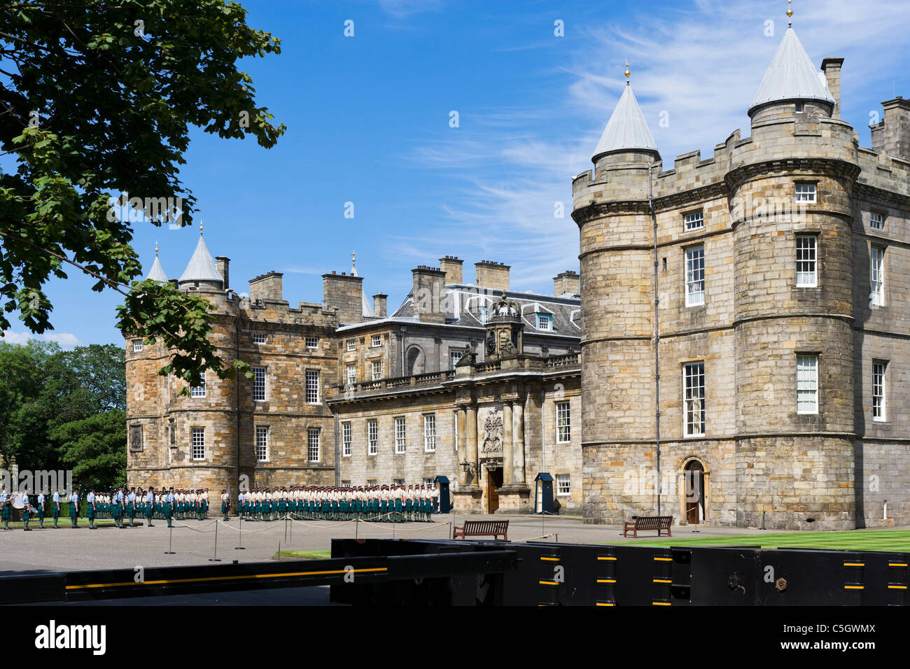 Des soldats le défilé en avant du palais de Holyroodhouse, Holyrood, Édimbourg, Écosse, Royaume-Uni Banque D'Images