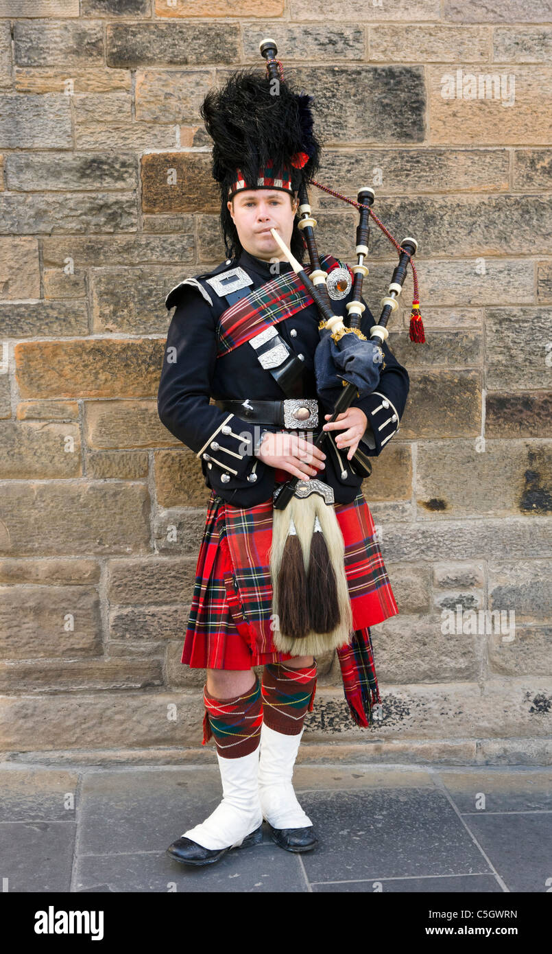 Piper écossais en costume traditionnel jouant de la cornemuse à l'extérieur du Château d'Édimbourg, Vieille Ville, Édimbourg, Écosse, Royaume-Uni Banque D'Images
