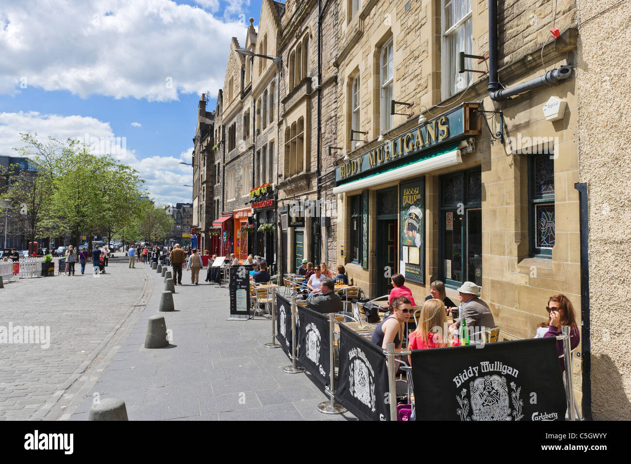 Les gens assis à l'extérieur d'un pub sur Grassmarket dans la vieille ville, Édimbourg, Écosse, Royaume-Uni Banque D'Images