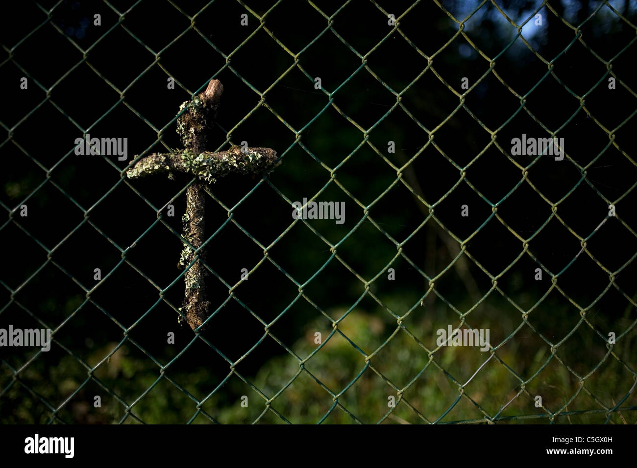 Une croix fait main décore un grillage dans le chemin de Saint-Jacques de Compostelle, Galice, Espagne Banque D'Images