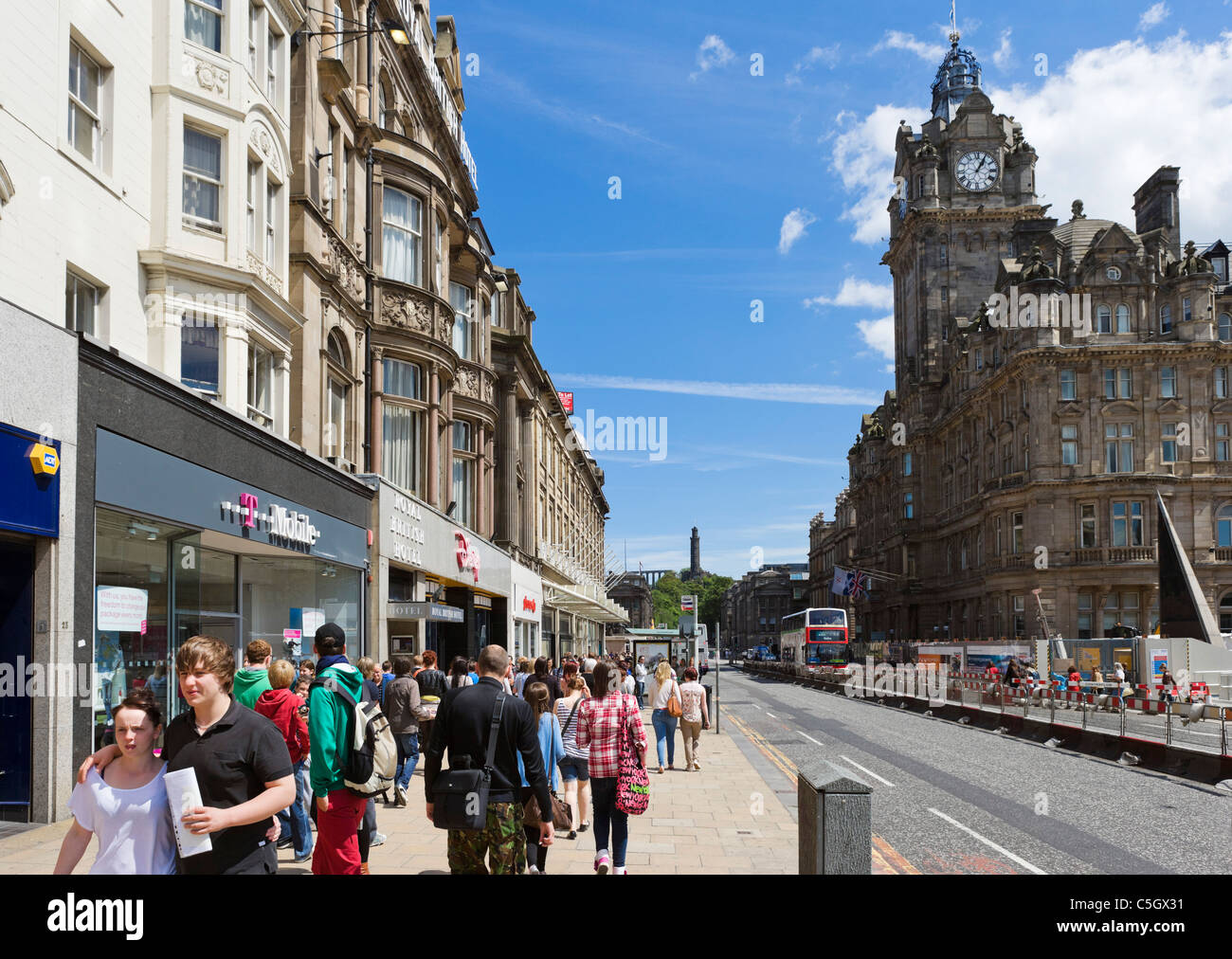 Boutiques et shopperts dans le haut de gamme de Princes Street avec l'Hotel Balmoral à droite, Édimbourg, Écosse, Royaume-Uni Banque D'Images