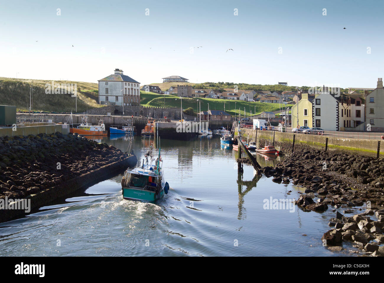 Bateau de pêche retour Port Eyemouth Banque D'Images