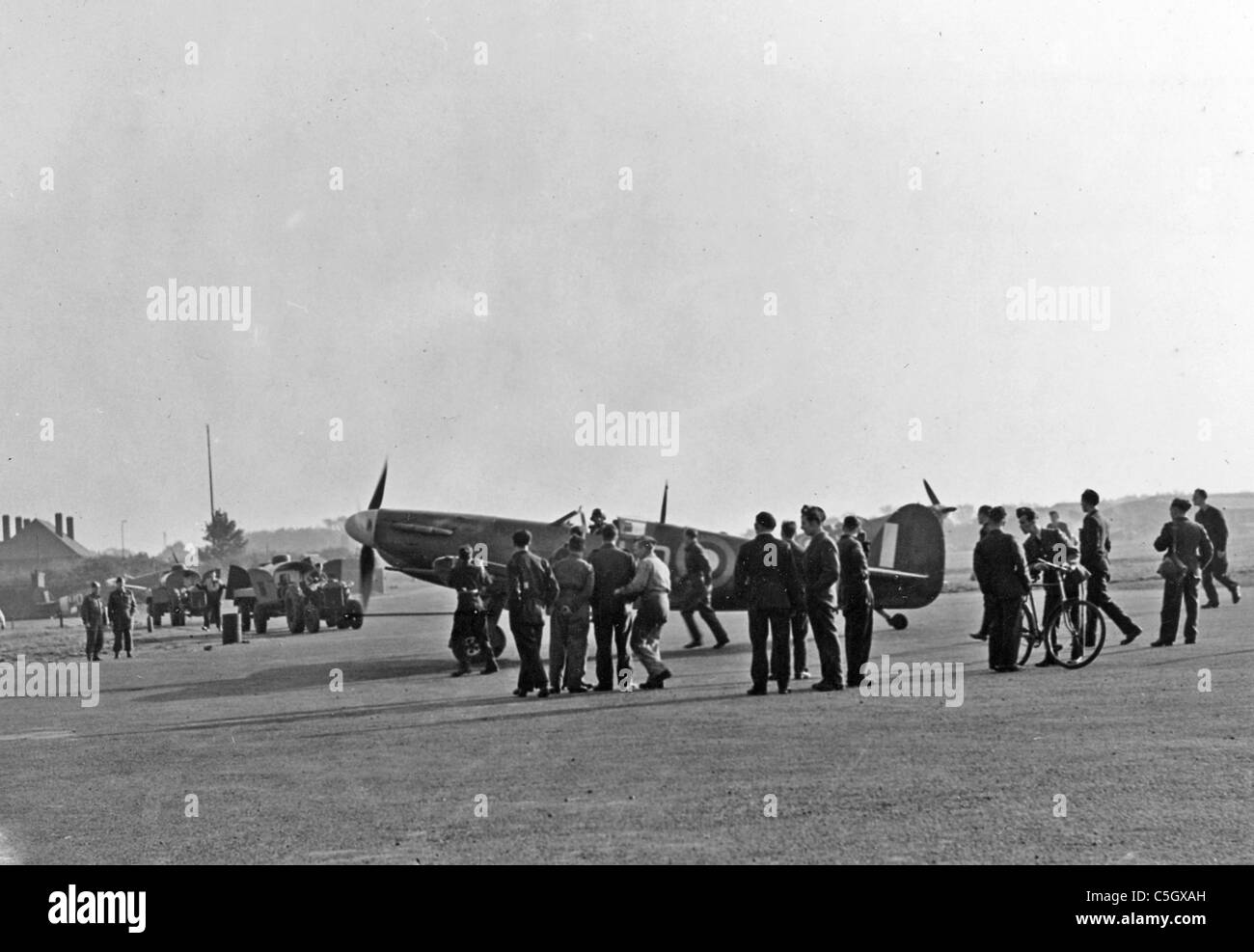 452 e Escadron de la dispersion, à RAF Kenley 20 septembre 1941 étaient pour la plupart battant Vbs Spitfire. Camions-citernes à essence en arrière-plan Banque D'Images