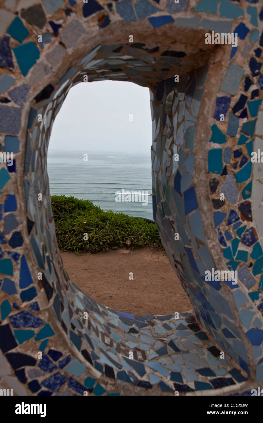 Sol carrelé mur incurvé (céramique et mosaïque) en El Parque del Amor (amour) parc donnant sur l'océan, Miraflores Lima, Pérou, Amérique du Sud Banque D'Images