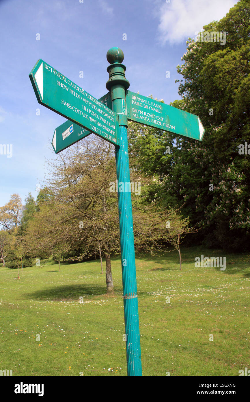 Un poteau de signalisation dans un parc local Banque D'Images