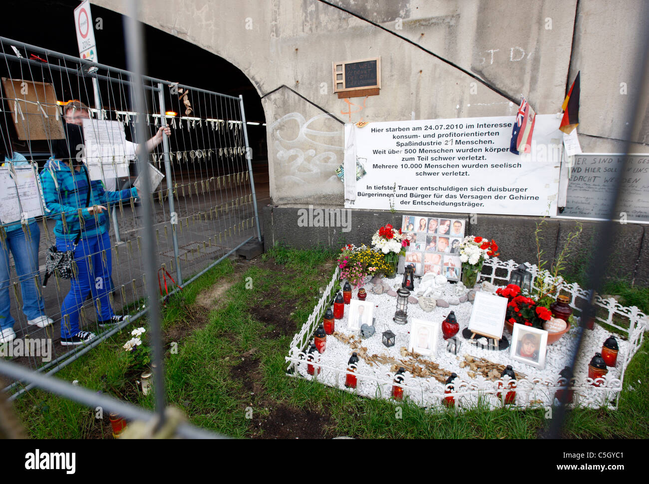 L'emplacement de l'événement 2010 Loveparade à Duisburg, en Allemagne. 21 personnes ont été tuées dans une panique de masse. Aujourd'hui une sorte de pèlerinage. Banque D'Images