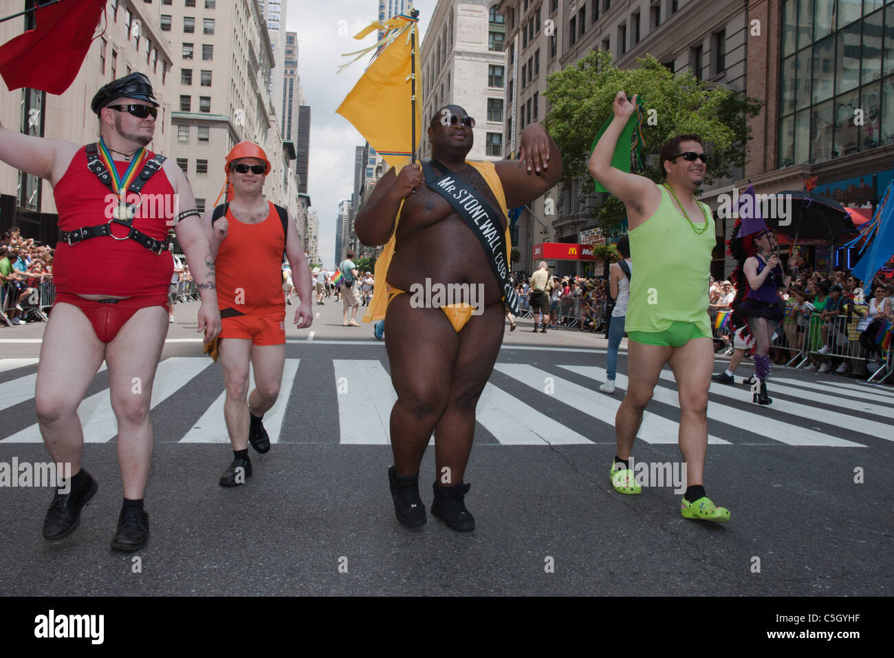Marches à la Gay Pride Parade vague à la foule. Banque D'Images