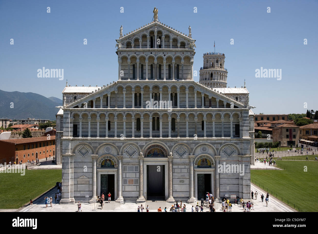 Les touristes se rendant sur le Duomo de Pise avec sa tour penchée en arrière-plan la Toscane Italie Banque D'Images