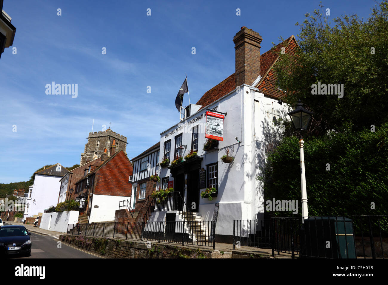 The Stag Inn, All Saints Street et de l'église dans la vieille ville, Hastings, East Sussex, Angleterre Banque D'Images
