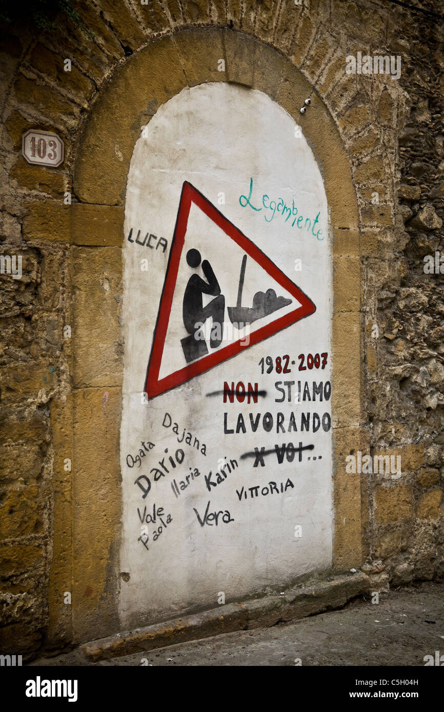 Peinture drôle signe de route sur un mur non (travail en cours) road attention rouillé, Sicile, Italie, Sud de la mer Méditerranée, l'Europe, Banque D'Images
