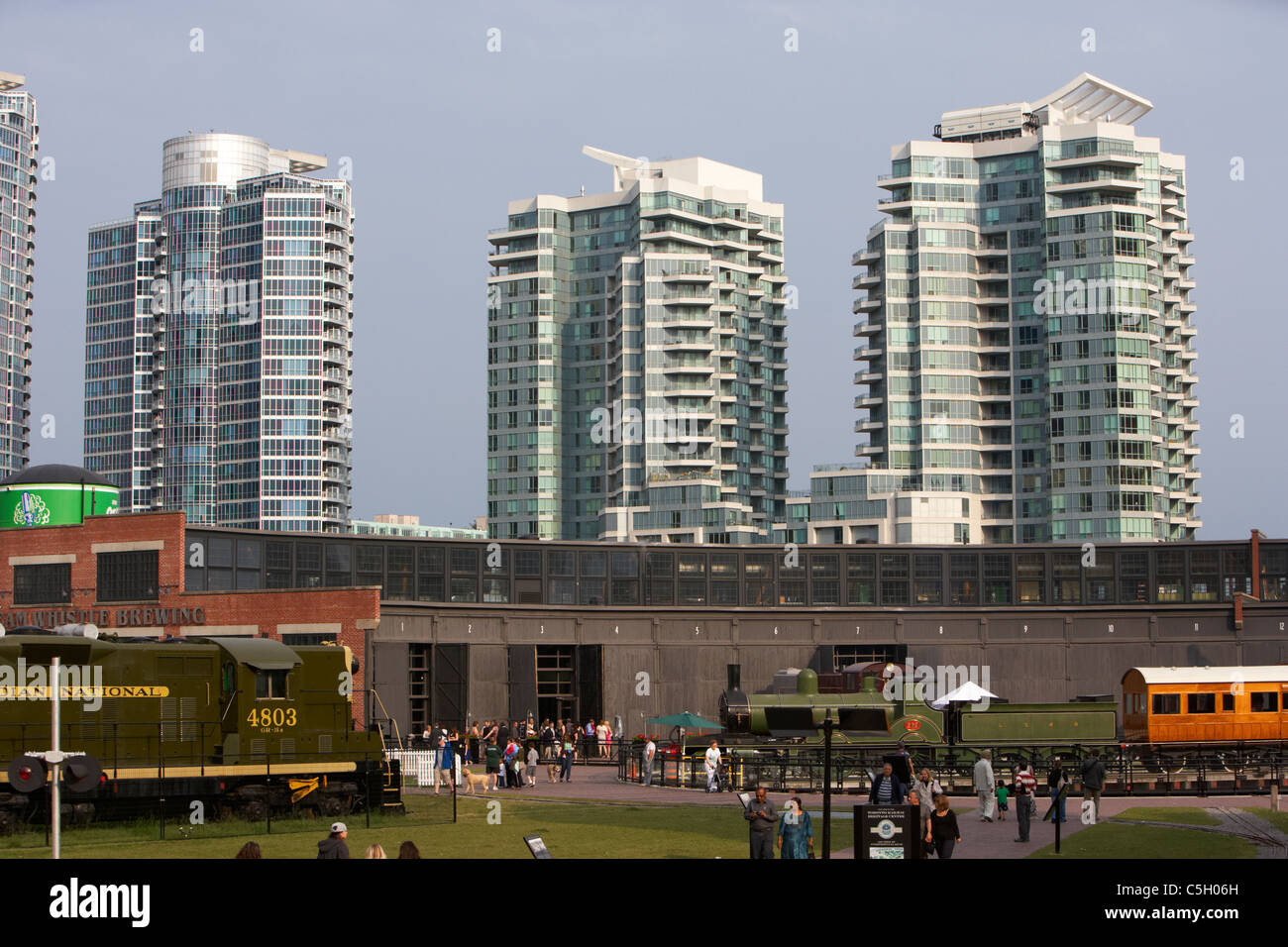 Le Centre du patrimoine ferroviaire de Toronto dans parc Roundhouse avec Queens Quay dans l'arrière-plan Toronto Ontario Banque D'Images