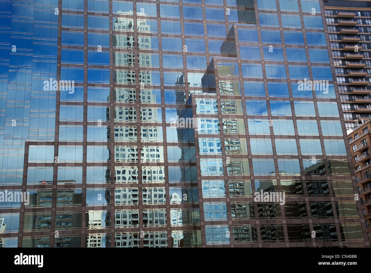 Gratte-ciel et immeubles de grande hauteur reflète dans une façade de verre immeuble de bureaux dans le centre-ville de Toronto (Ontario) Canada Banque D'Images