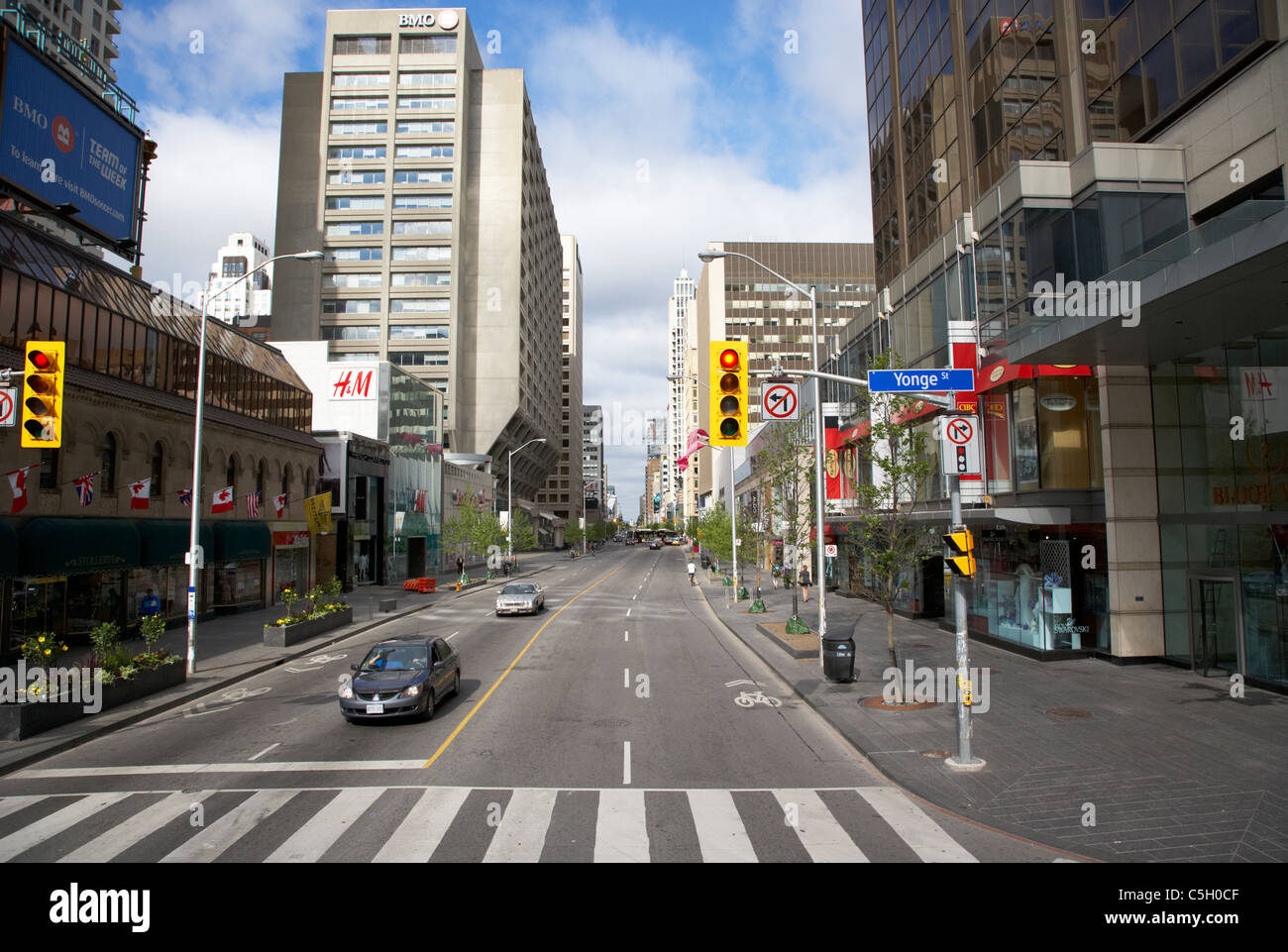 La rue Bloor exclusif à la jonction avec la rue Yonge Toronto ontario canada Banque D'Images
