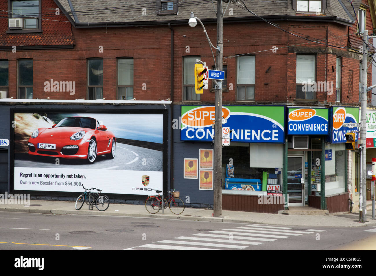 Ad contrastées pour voiture de luxe exclusif à côté de dépanneur de coin toronto ontario canada Banque D'Images