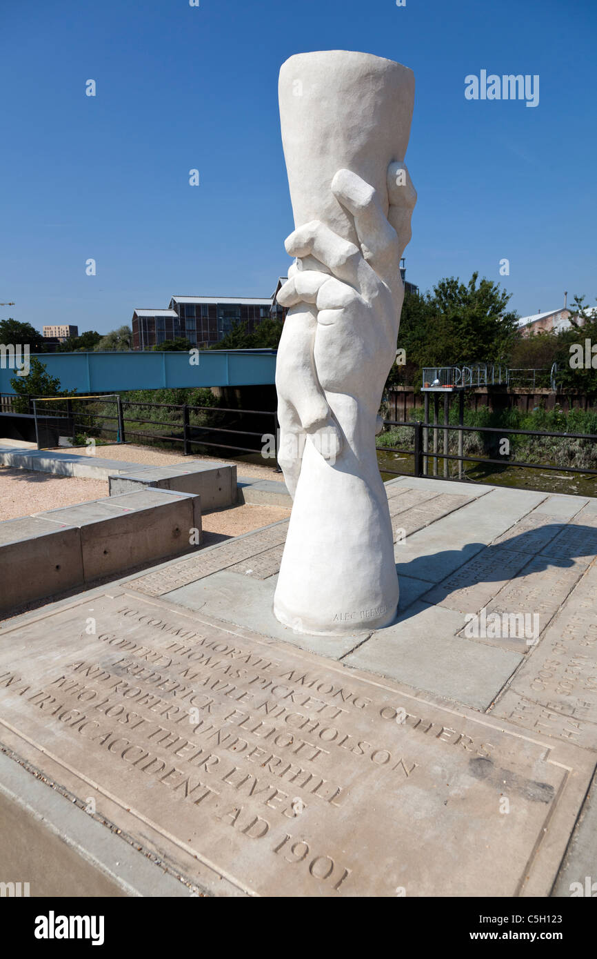 Mémorial sur trois usines en vert pour les hommes qui ont perdu la vie dans un accident industriel, sculptée par Alec Peever en 2011 Banque D'Images