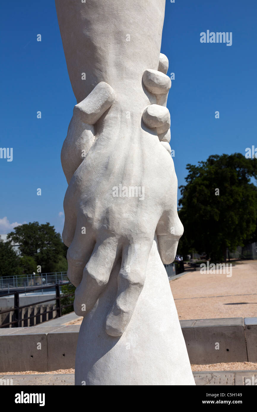 Mémorial sur trois usines en vert pour les hommes qui ont perdu la vie dans un accident industriel, sculptée par Alec Peever en 2011 Banque D'Images