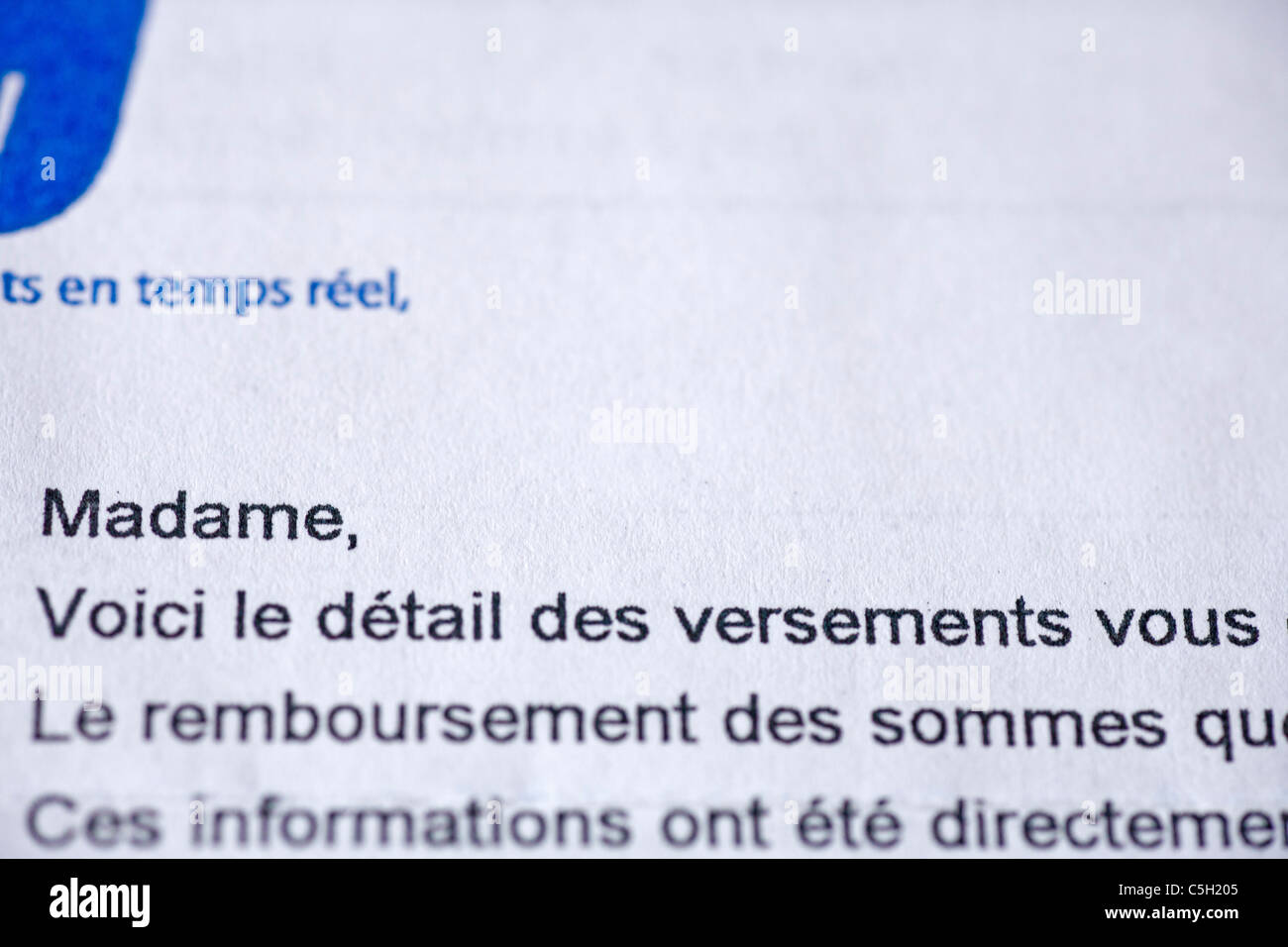 Ouverture de lettre de l'assurance maladie, branche de la Sécurité Sociale Française Banque D'Images