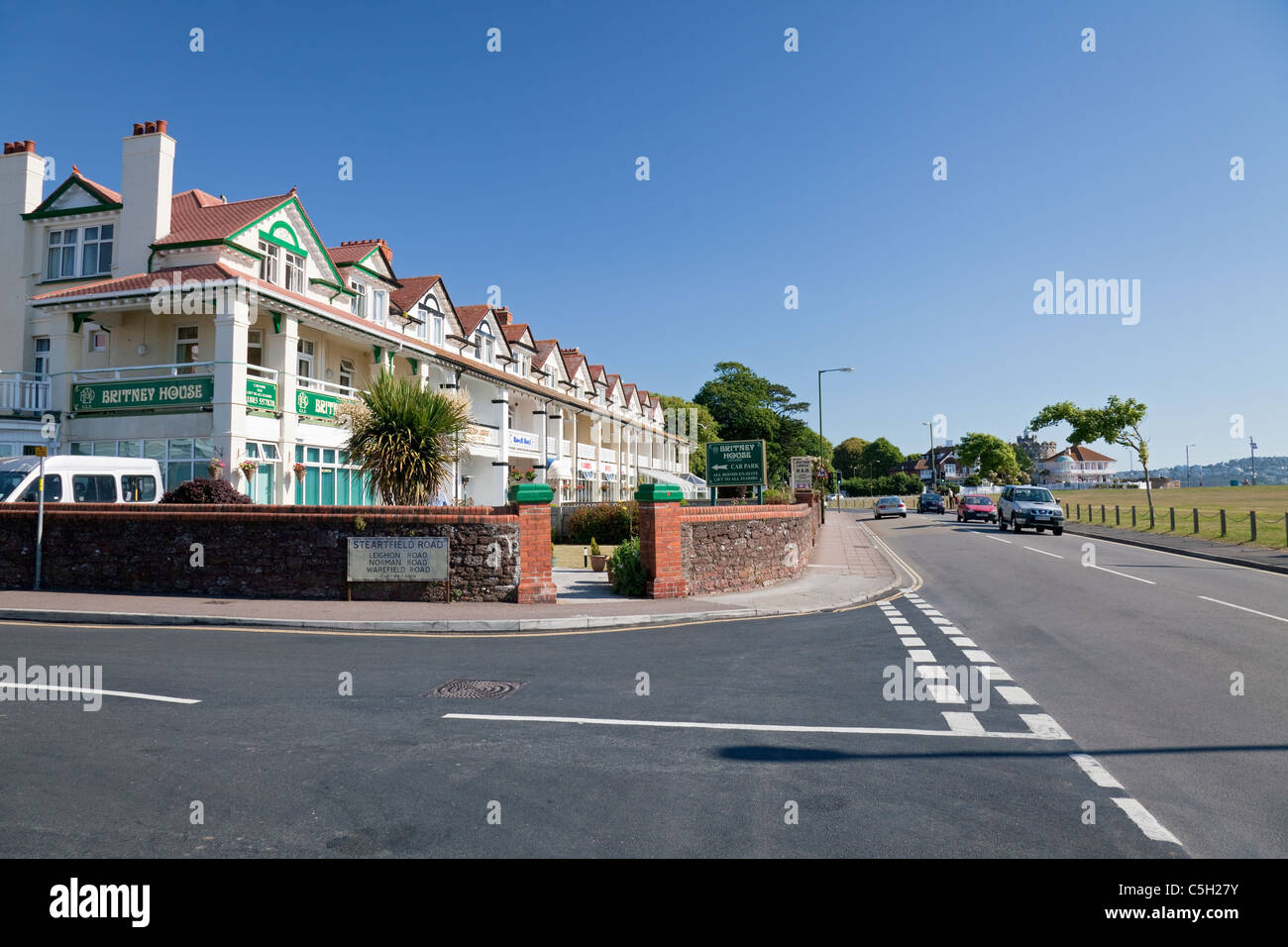 Esplanade Road avec hébergement touristique de The Green, Paignton, Devon, Angleterre, Royaume-Uni Banque D'Images