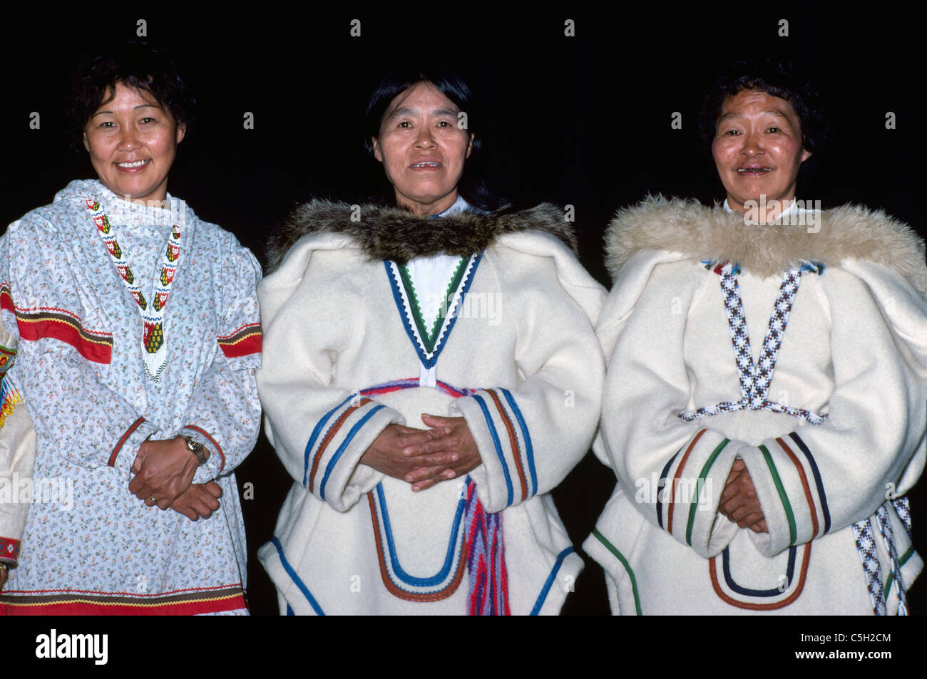Eskimo Inuit Women wearing Costume traditionnel, de l'Arctique canadien