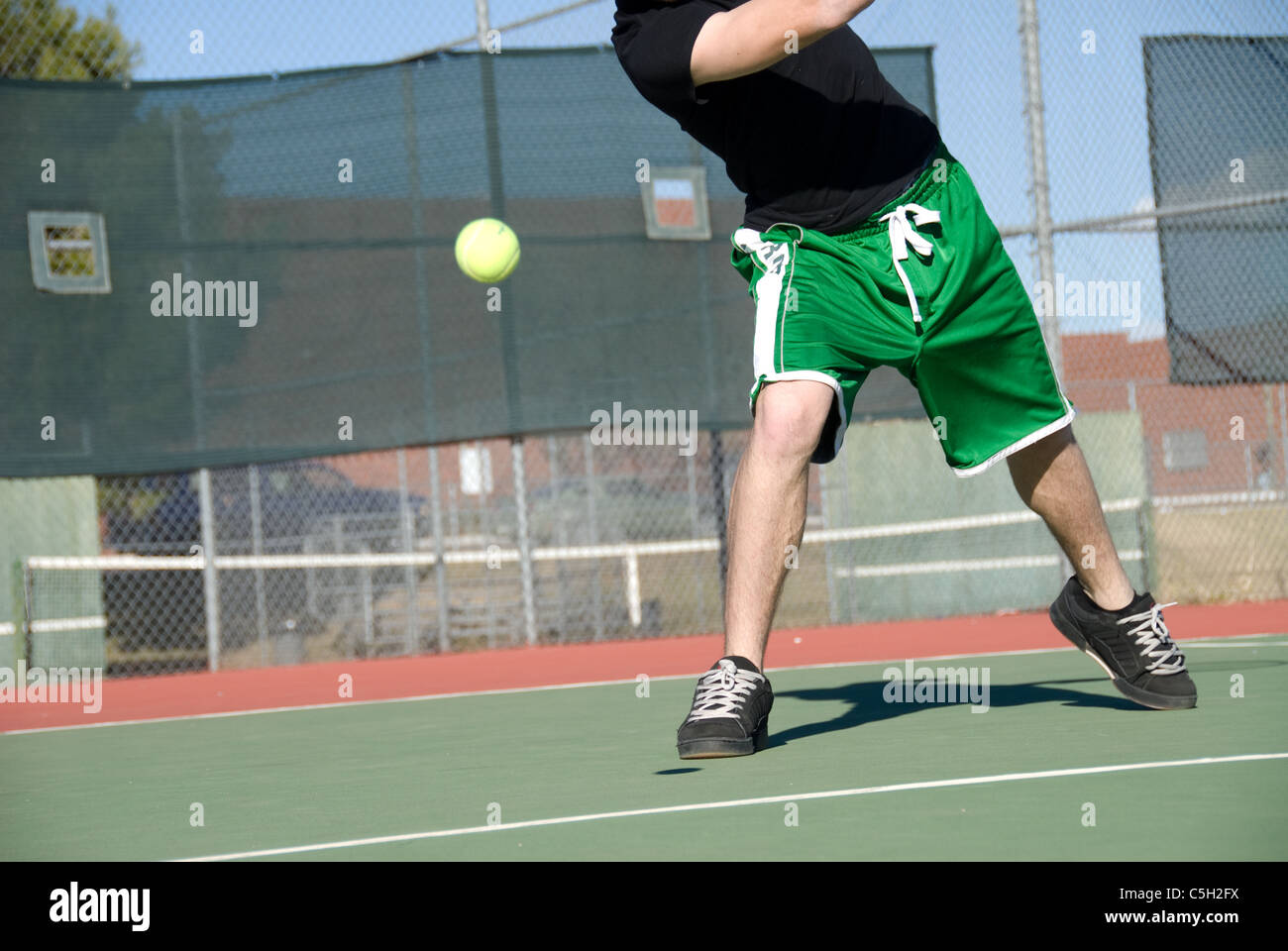 Une image illustrant le concept de tennis, y compris la cour, raquettes, balles et bleu à l'extérieur. Banque D'Images