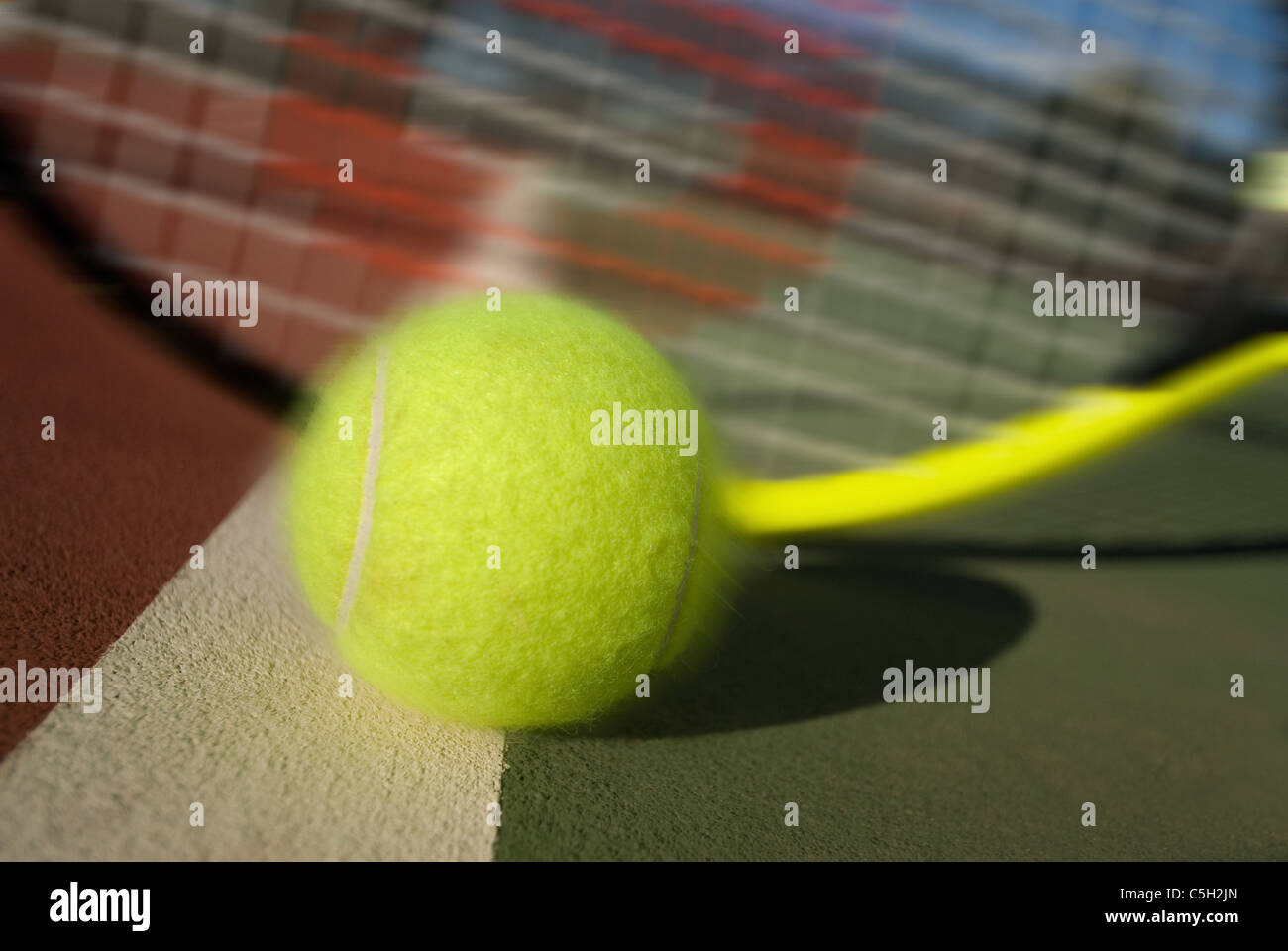 Une image illustrant le concept de tennis, y compris la cour, raquettes, balles et bleu à l'extérieur. Banque D'Images