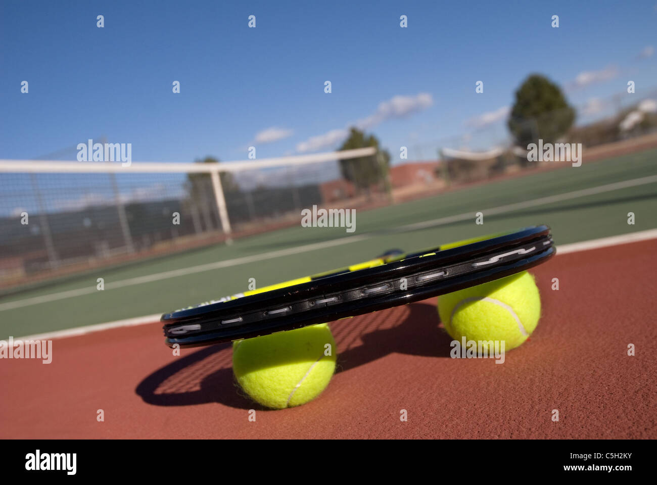 Une image illustrant le concept de tennis, y compris la Cour, la raquette, balles et bleu à l'extérieur. Banque D'Images