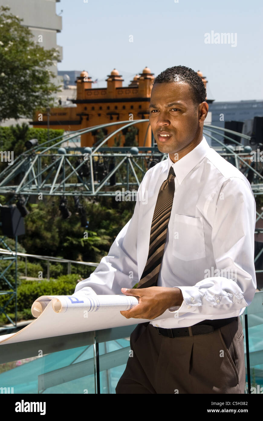 Un architecte reviews ses dessins sur la place il travaille sur. Banque D'Images