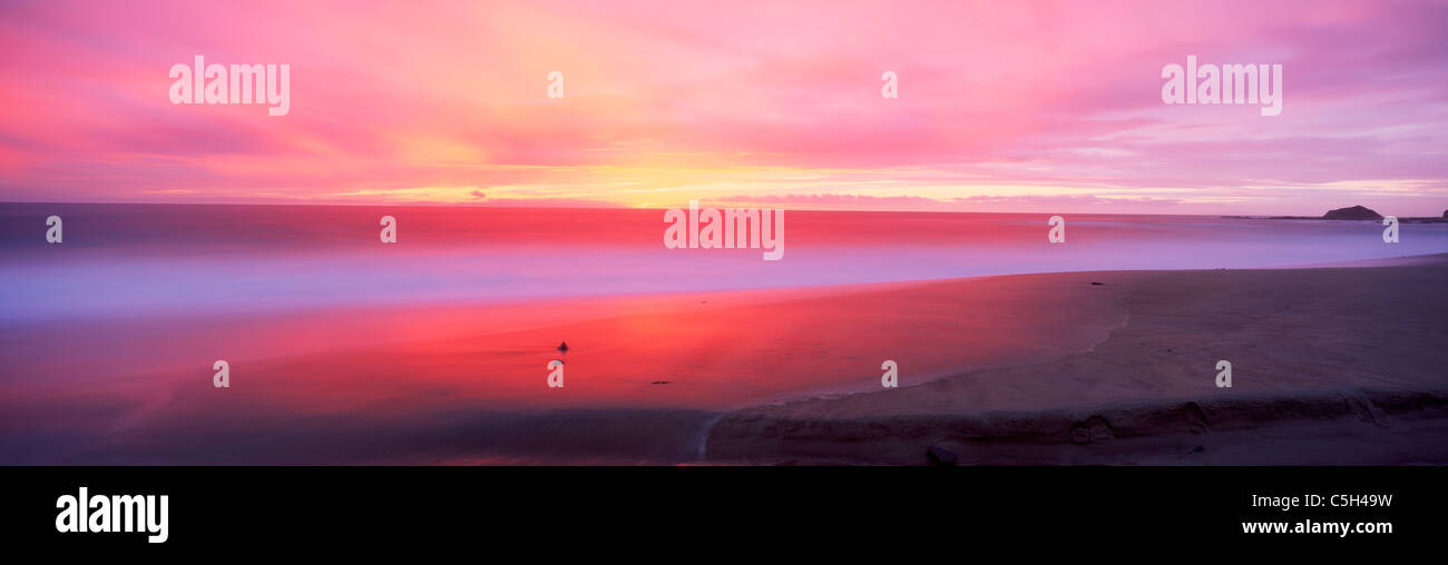 Peinture de lumière au coucher du soleil dans les vagues de sable à Laguna Beach, Californie Banque D'Images
