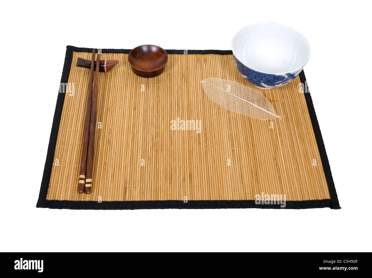 Prêt pour sortir de l'Asie avec un bambou, baguettes, bol de sauce et bol de riz - chemin inclus Banque D'Images