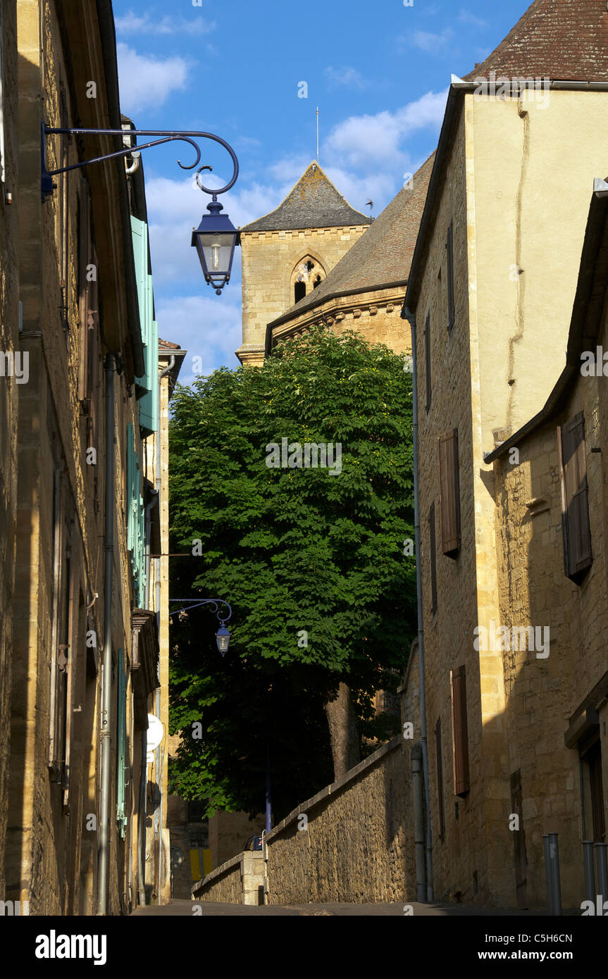 Ruelle avec un glimse d'Eglise Saint Pierre Gourdon Bouriane France Banque D'Images