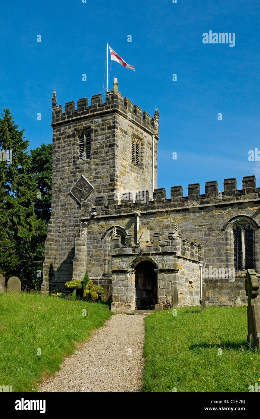 Église paroissiale de St Cuthberts en été Crayke North Yorkshire Angleterre Royaume-Uni GB Grande-Bretagne Banque D'Images