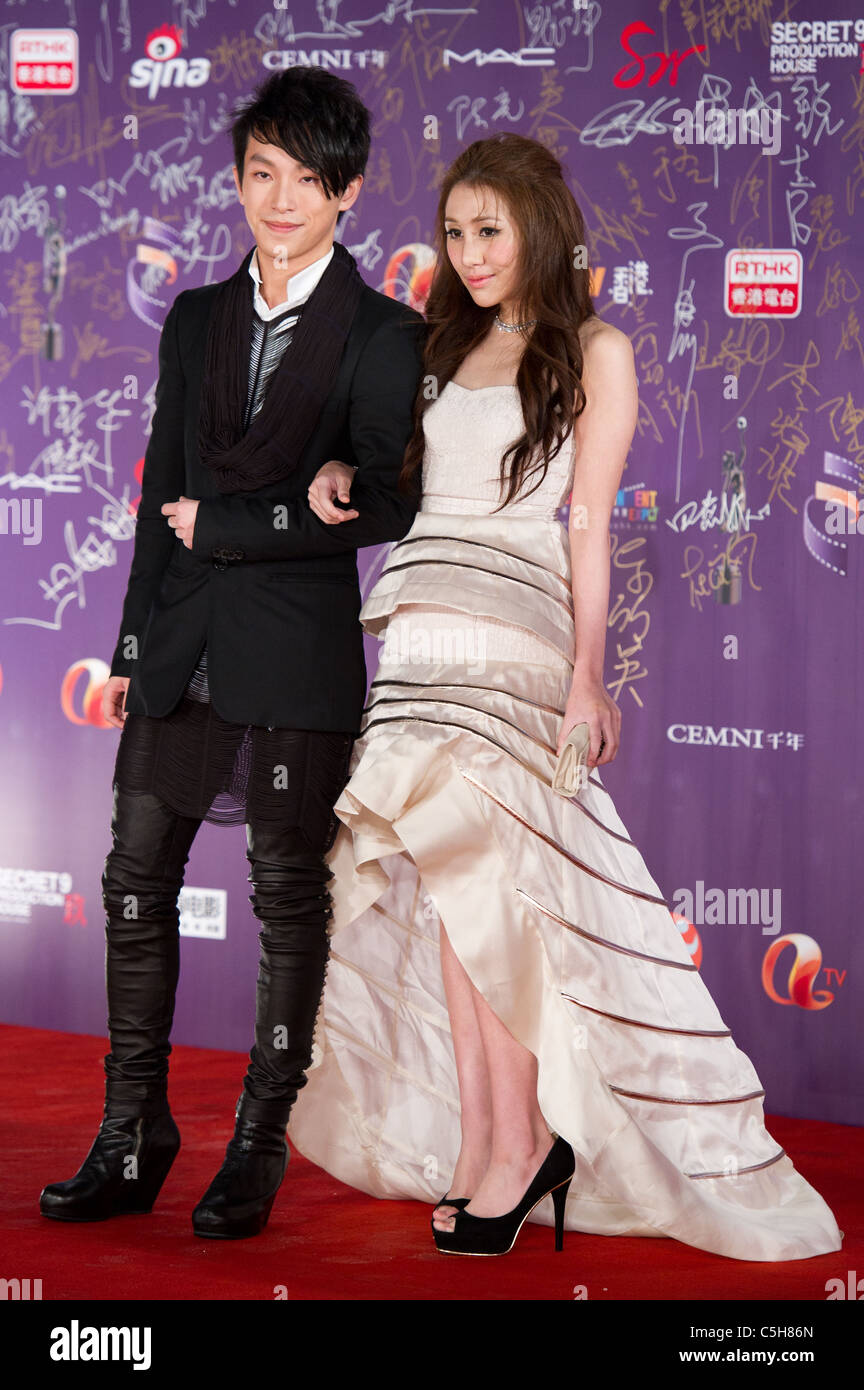 Ho Chiu-ying, fille de Stanley Ho, arrive avec un compagnon à la 29e Hong Kong Film Awards à Hong Kong 2010 Banque D'Images