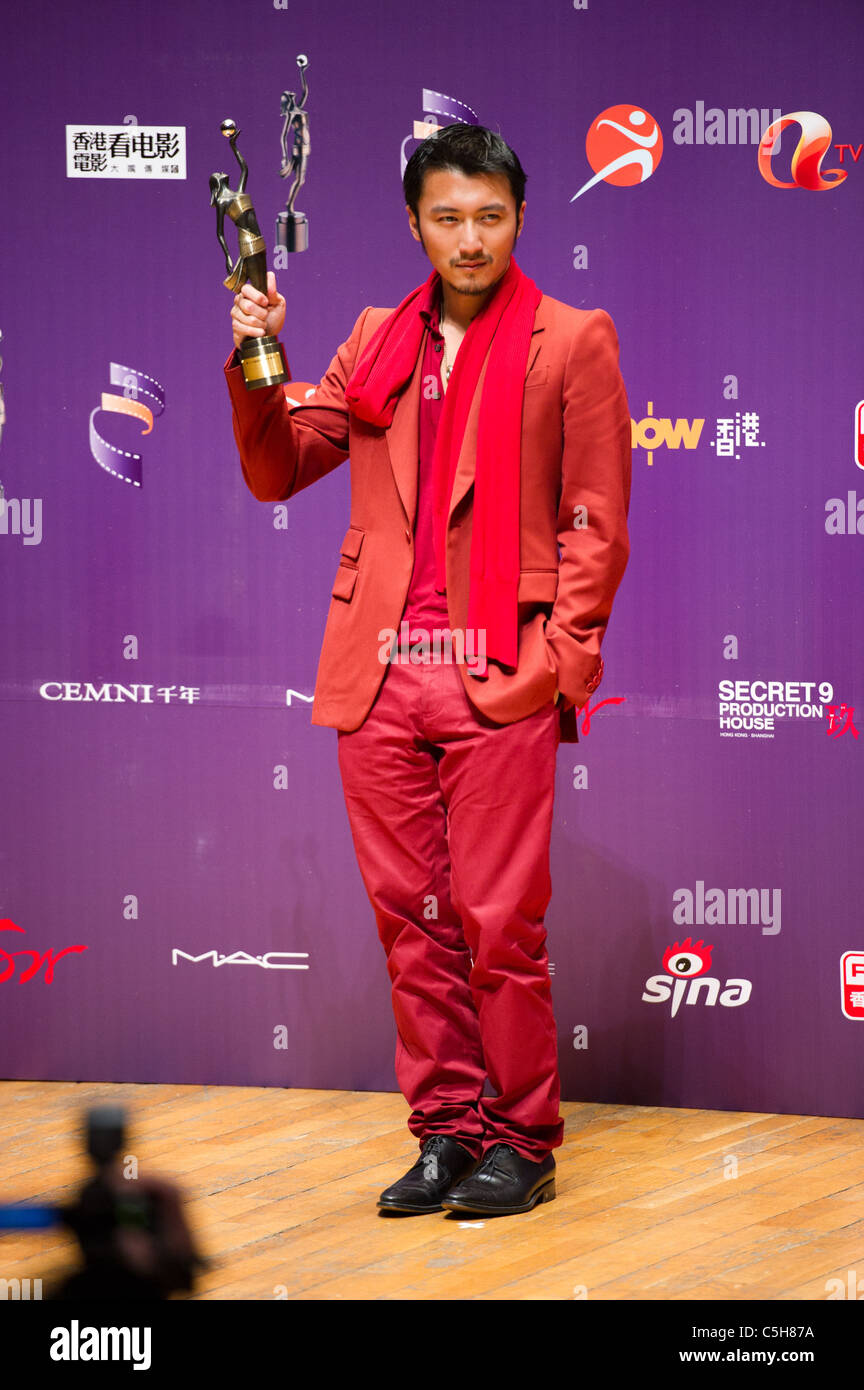 L'acteur Nicholas Tse backstage avec son prix du Meilleur Acteur à la 29e Hong Kong Film Awards, 2010 Banque D'Images