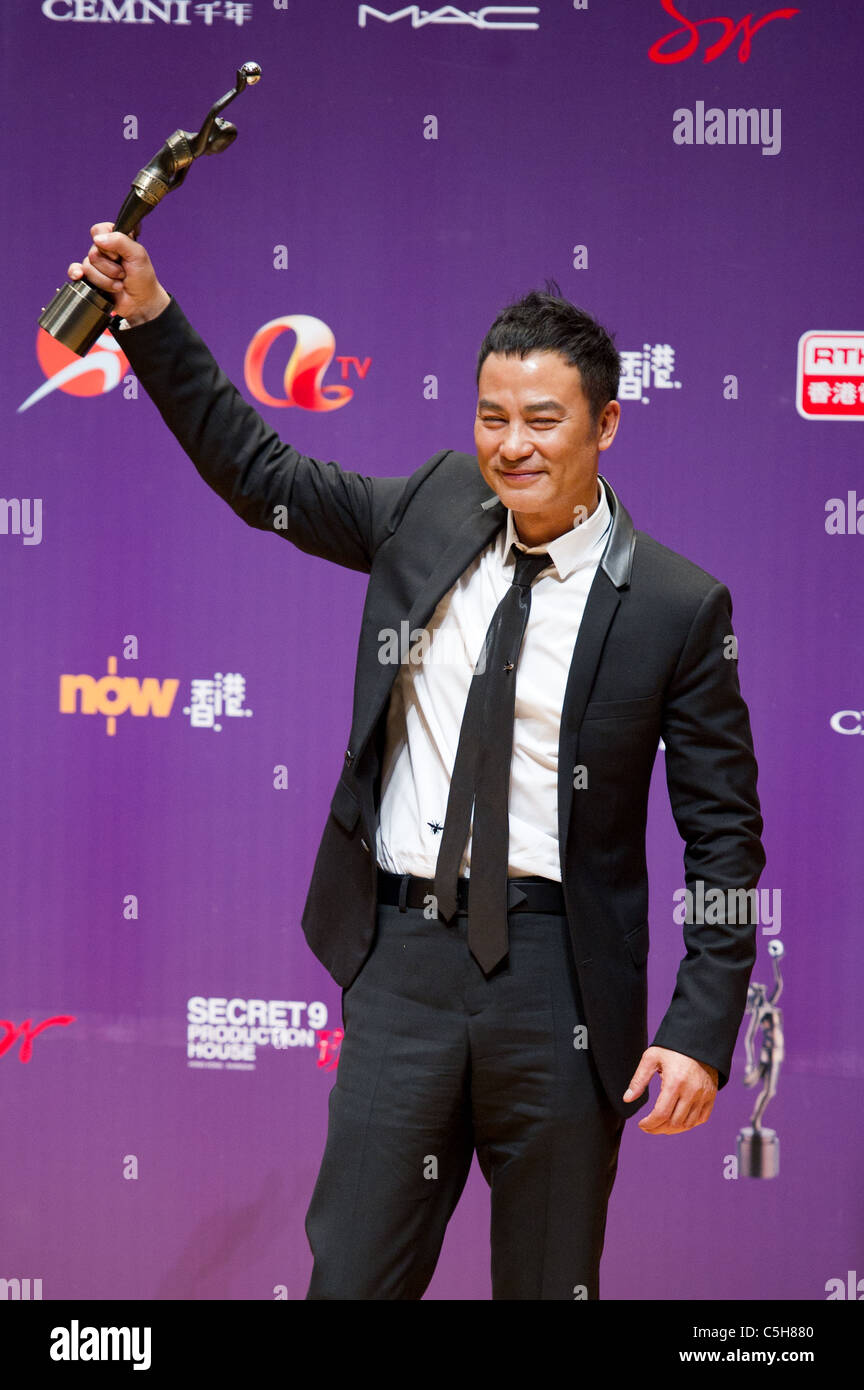 L'acteur Simon Yam célèbre remportant le prix du meilleur acteur à la 29e Hong Kong Film Awards à Hong Kong le 18 avril 2010 Banque D'Images