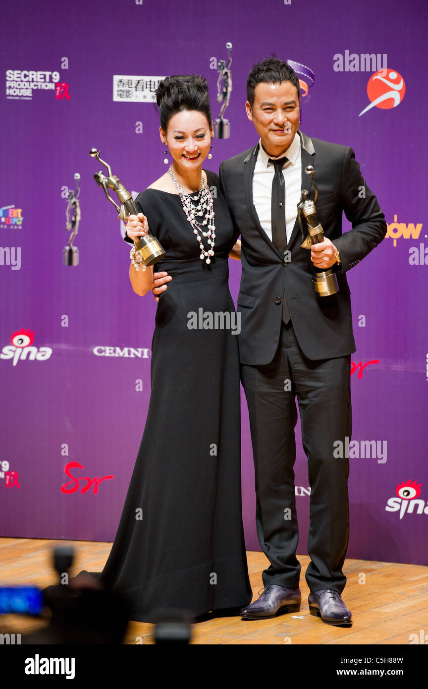 Simon Yam, gagnant du meilleur acteur, actrice avec Kara Hui Yin-Hung, lauréat Meilleure actrice à la 29HK Film Awards, 2010 Banque D'Images
