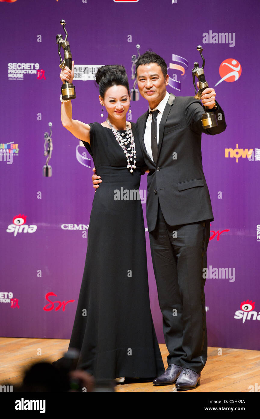 Simon Yam, gagnant du meilleur acteur, actrice avec Kara Hui Yin-Hung, lauréat Meilleure actrice à la 29HK Film Awards, 2010 Banque D'Images