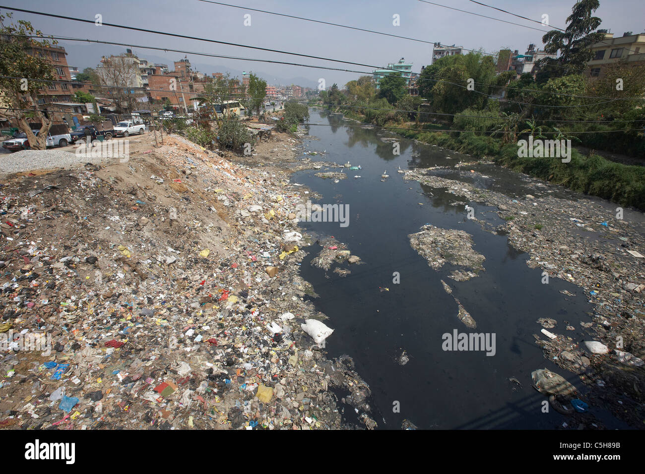La pollution et la rivière Vishnumati stagnante, Katmandou, Népal, Asie Banque D'Images