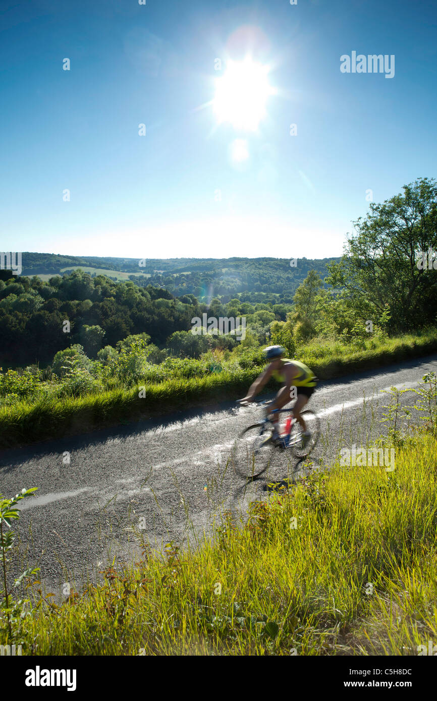 Cycliste sur le Zig Zag fort Hill Dorking Surrey Hills Banque D'Images