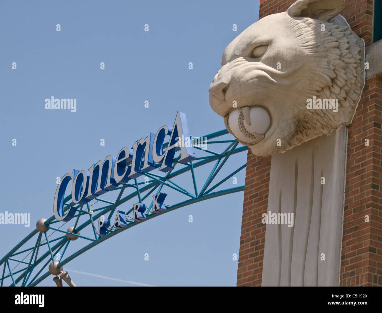 L'une des entrées de l'Comerica Park le stade de baseball des Detroit Tigers de Detroit au Michigan. Il y a beaucoup de statues de tigres Banque D'Images
